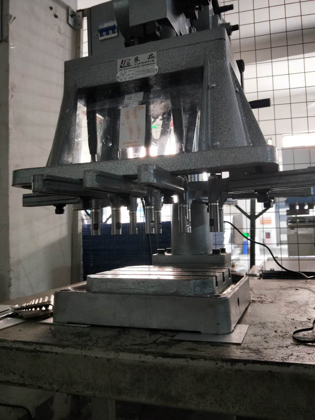 牙距齿轮式多轴自动攻牙机