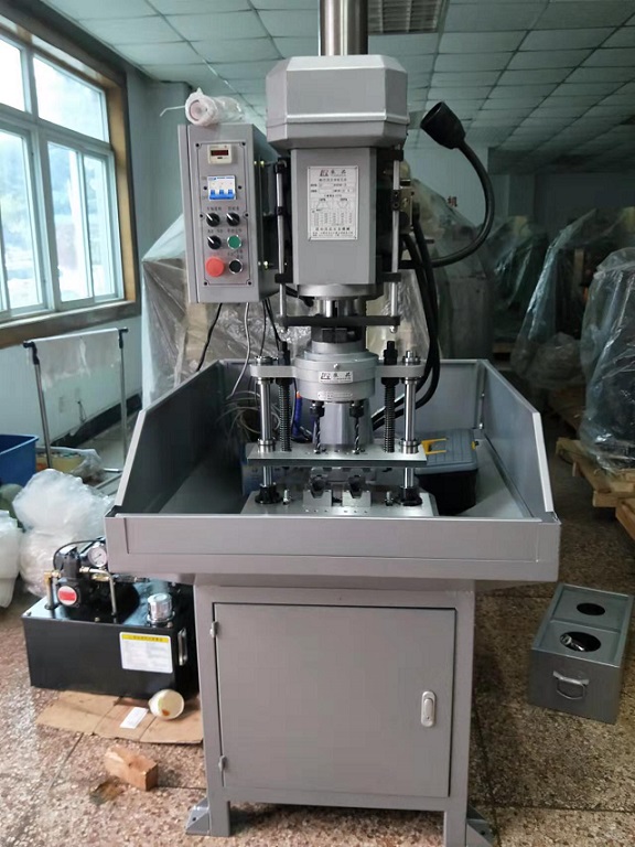 多轴攻丝机 ，多轴攻牙机，牙距齿轮式多轴自动攻牙机，自动攻丝机，攻牙机